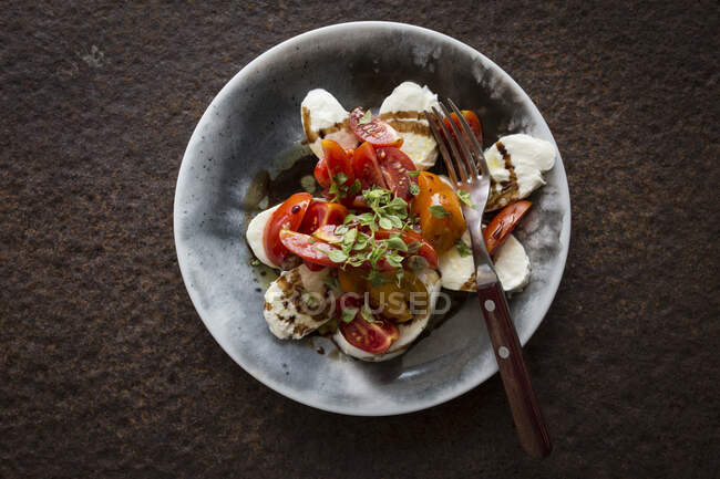 Tomatoes with mozzarella (seen from above) — Stock Photo