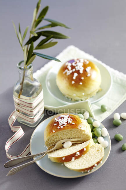 Сладкие булочки с сахарными перьями на Пасху — стоковое фото
