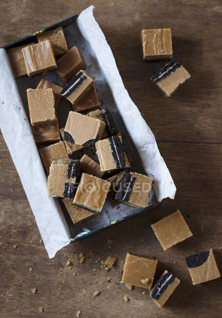 Barras de chocolate sobre fondo de madera - foto de stock