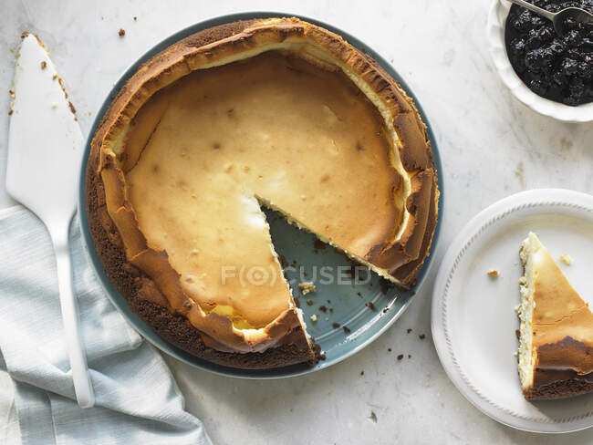 Gâteau au fromage grand et crémeux avec croûte de biscuit Graham — Photo de stock
