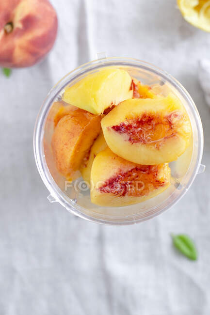 Geschälte Pfirsichstücke im Mixer — Stockfoto