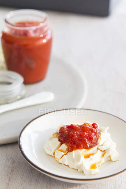 Red pepper jelly over cream cheesse — Stock Photo