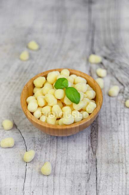 Mini gnocchi con basilico fresco — Foto stock