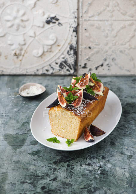 Coconut loaf cake with fig jam — Stock Photo