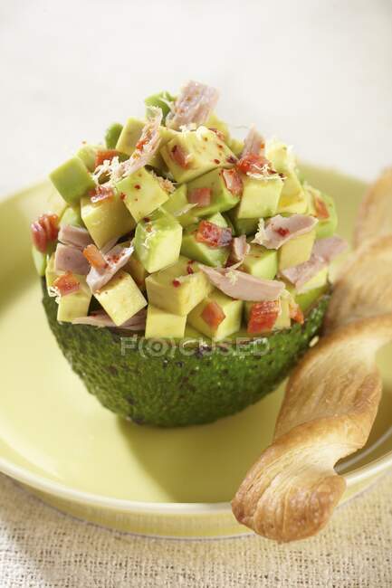 Avocado gefüllt mit Thunfisch — Stockfoto