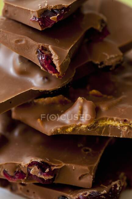 Nahaufnahme köstlicher dunkler Schokolade auf hölzernem Hintergrund — Stockfoto