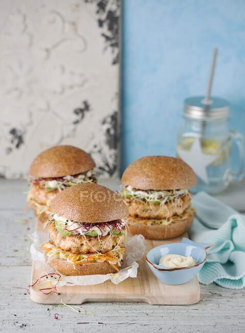 Salmon burgers with cabbage and avocado - foto de stock