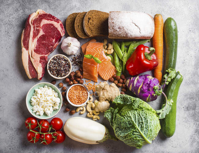 Un arreglo de alimentos para una dieta equilibrada - foto de stock