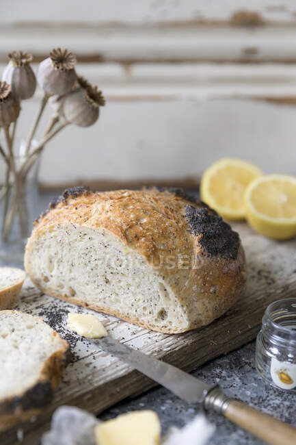 Un pain blanc fait maison, aromatisé au citron Amalfi et aux graines de pavot — Photo de stock