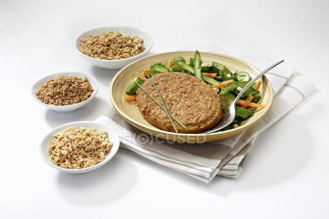 Вегетарианский стейк с салатом и ингредиентами — стоковое фото