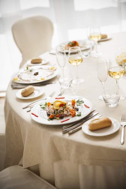 Un tavolo festivo con insalata e pane — Foto stock