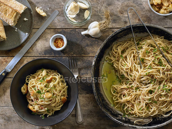 Pasta de espaguetis con migas de pan y anchoas, estilo siciliano - foto de stock