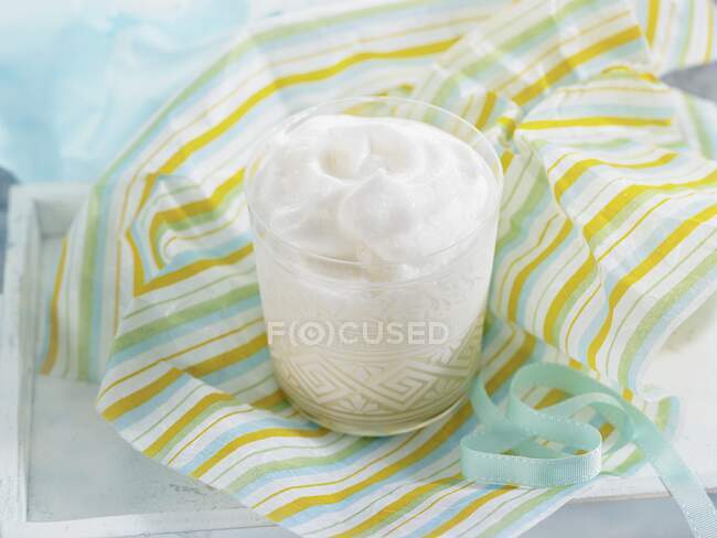 Leche Merengada, gelado de leite com claras de ovo batidas e canela — Fotografia de Stock