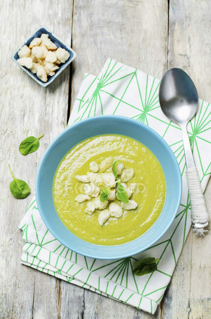 Zucchini spinach soup on wood — Stock Photo