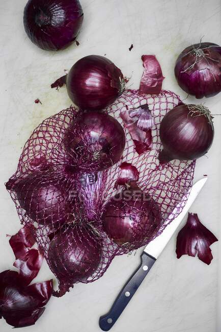 Red onions in a net — Stock Photo