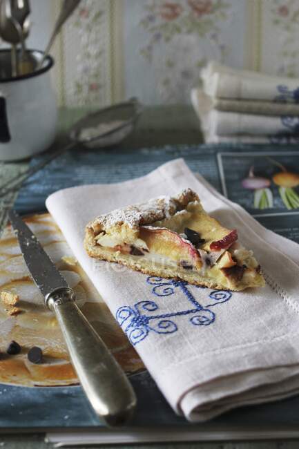 A piece of crostata with ricotta, apple and chocolate pieces — Stock Photo