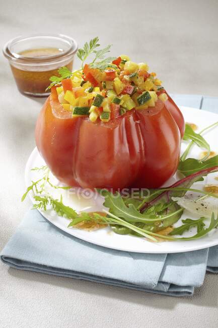 Eine Fleischtomate gefüllt mit Gemüse — Stockfoto