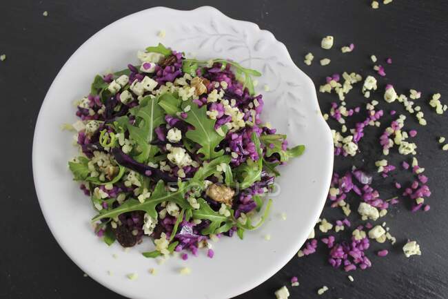 Red cabbage and bulgur wheat salad with rocket leaves — Stock Photo