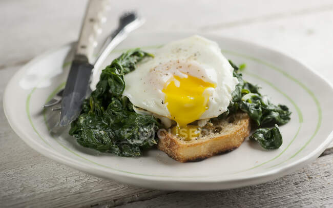 Eggs florentine with spinach — Stock Photo