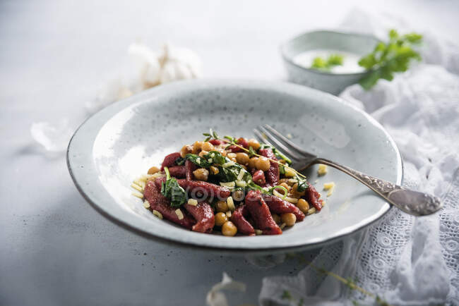 Макарони бурякового орцо з нутом, шпинатом та трав'яним соусом (вегетаріанські ) — стокове фото