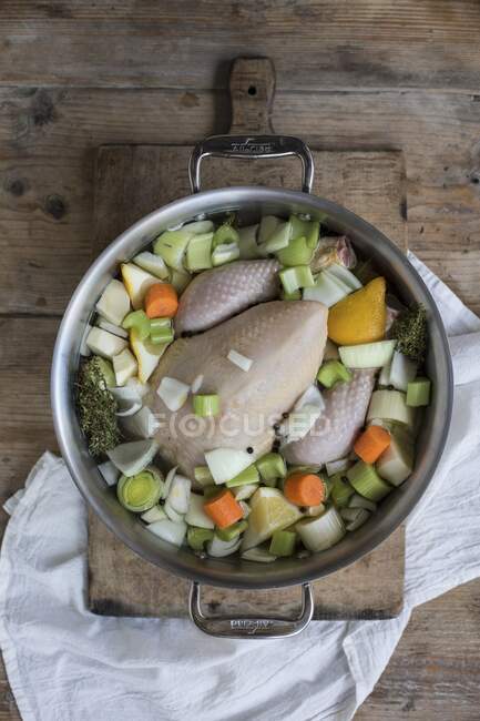 Sopa de pollo con verduras en una olla - foto de stock