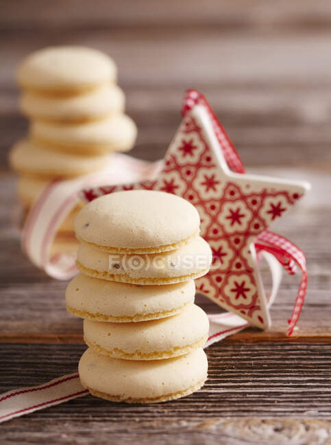 Peças de macarons empilhadas na mesa com decoração de Natal — Fotografia de Stock