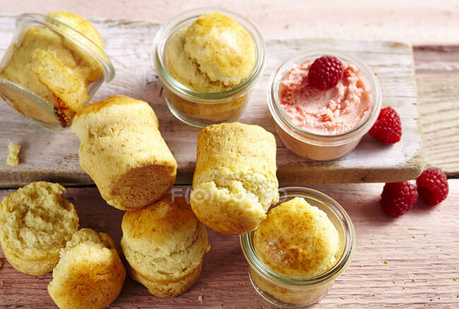 Mini scones feitos com jarro de manteiga de baga e framboesas frescas — Fotografia de Stock