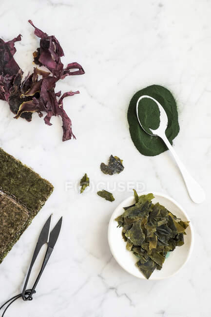 Tee in einer Tasse mit einem Löffel und einem Messer auf weißem Hintergrund — Stockfoto