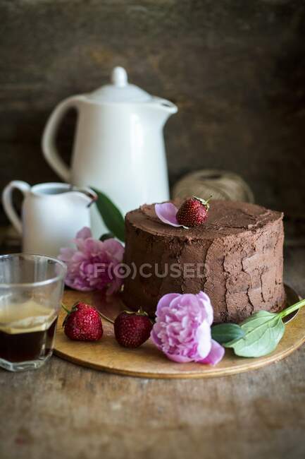 Chocolate cake topped with strawberries — Stock Photo