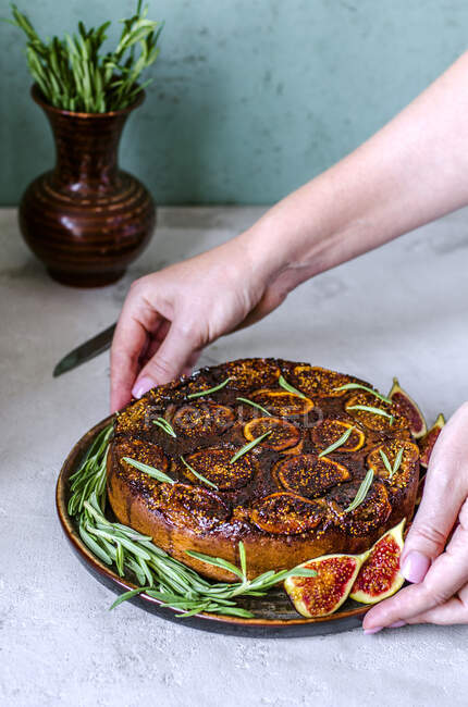 Torta invertida con higos, romero y miel - foto de stock