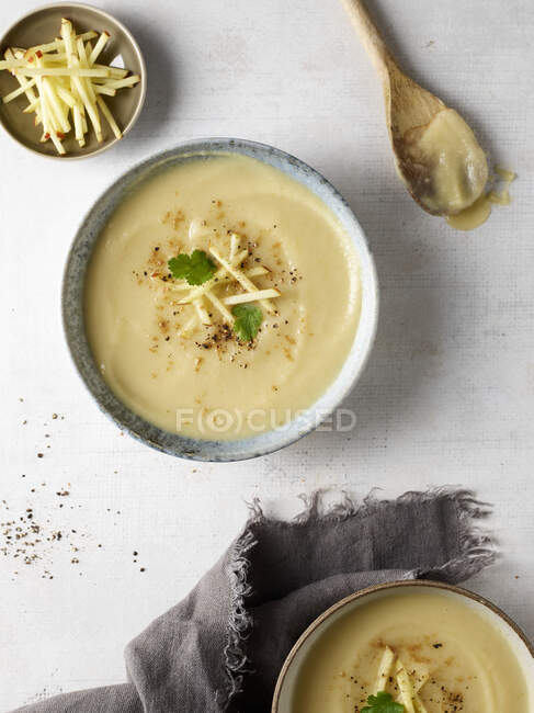 Cream soup with apple slices — Stock Photo