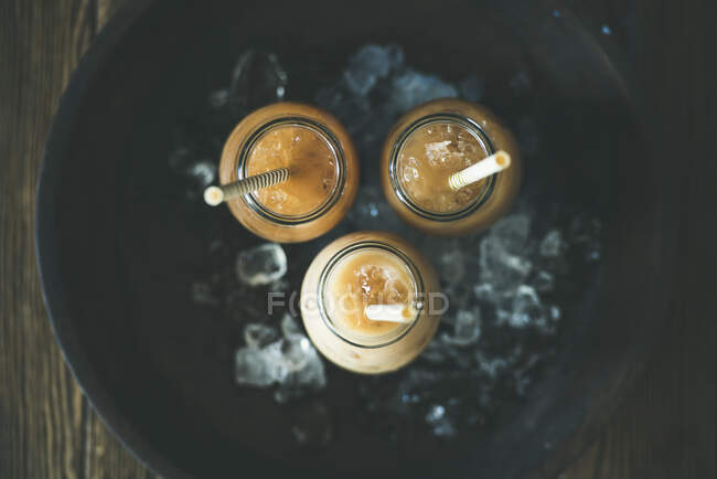 Tè freddo thailandese in bottiglie di vetro con latte — Foto stock