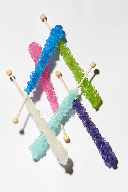 Divers bâtonnets de sucre sur une surface blanche — Photo de stock