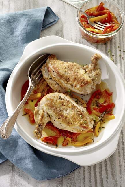 Roasted chicken legs with peppers — Stock Photo