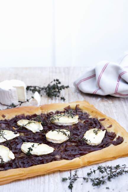 Пирог с козьим сыром и карамельным луком — стоковое фото