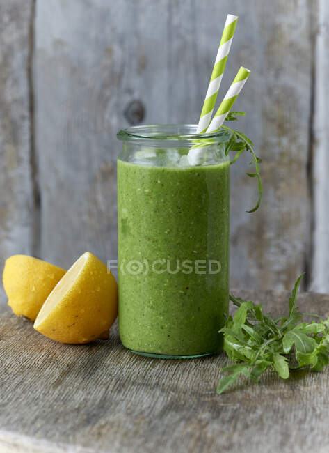 A green smoothie with lemon — Stock Photo