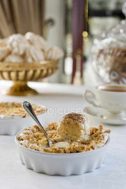 Apple pie with meringue and cinnamon and caramel ice cream — Stock Photo
