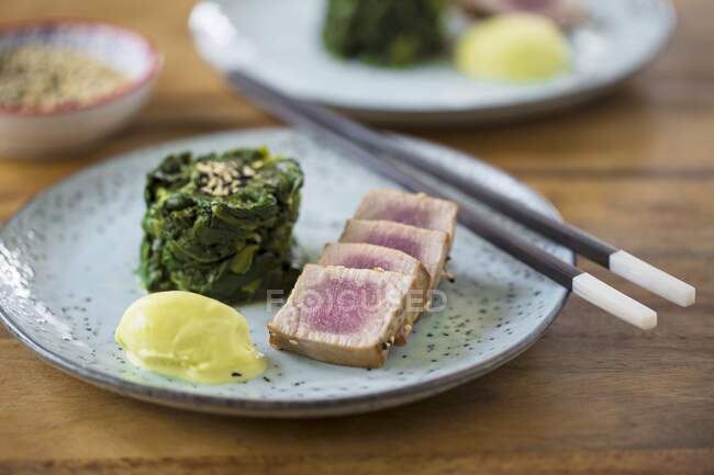 Tataki de atún con ensalada de espinacas y huevos de wasabi - foto de stock