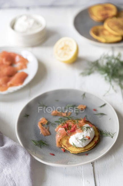Corn cakes with smoked salmon, creme fraiche and dill — Stock Photo
