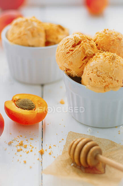 Abricot maison et glace au miel — Photo de stock