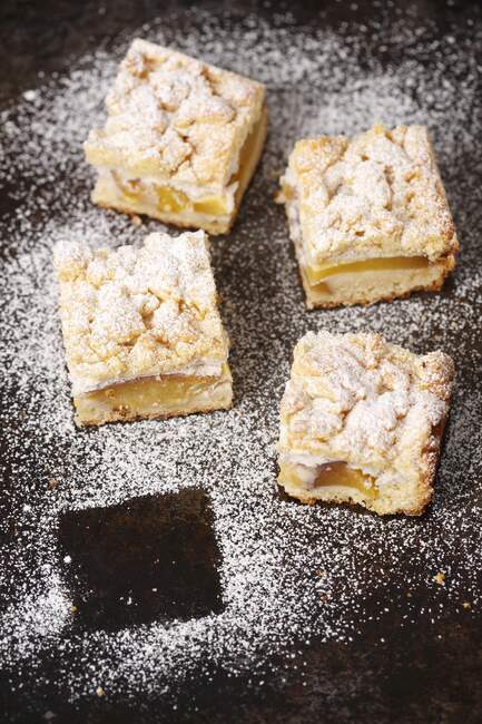 Shortcrust pastry with peaches, meringue and crumble — Fotografia de Stock