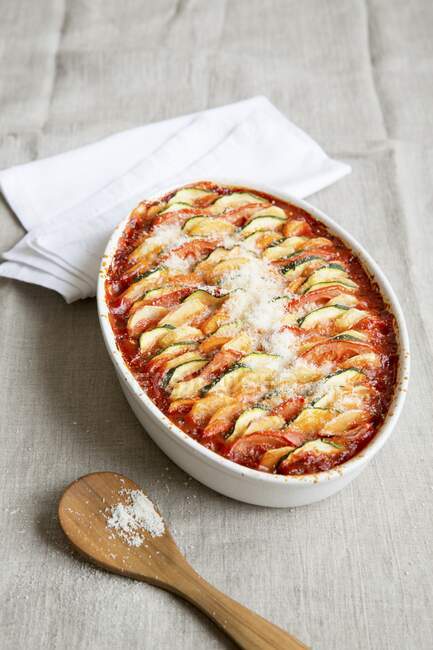Mediterranean vegetables bake with zucchini and tomatoes — Stock Photo