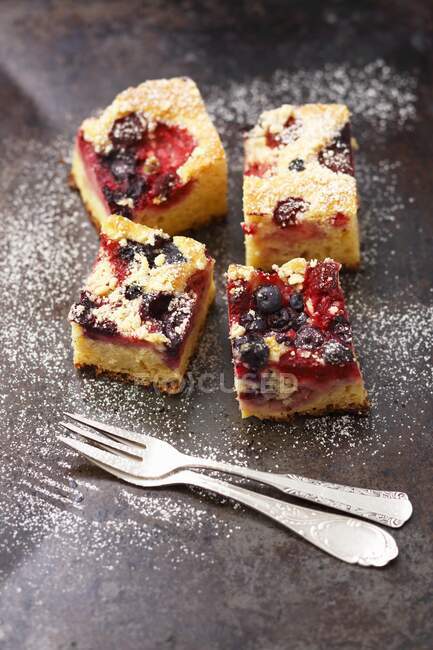 Yeast cake with berries — Stock Photo