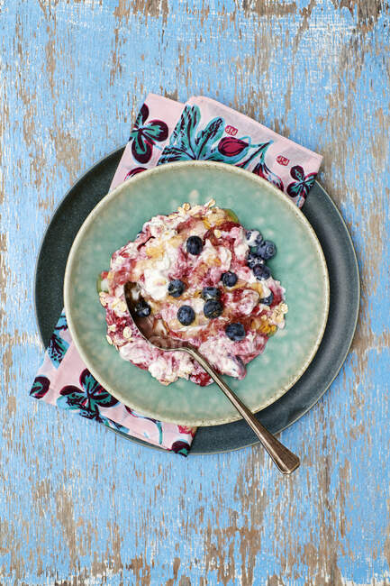 Blueberries porridge with jam served in bowl with spoon — Stock Photo