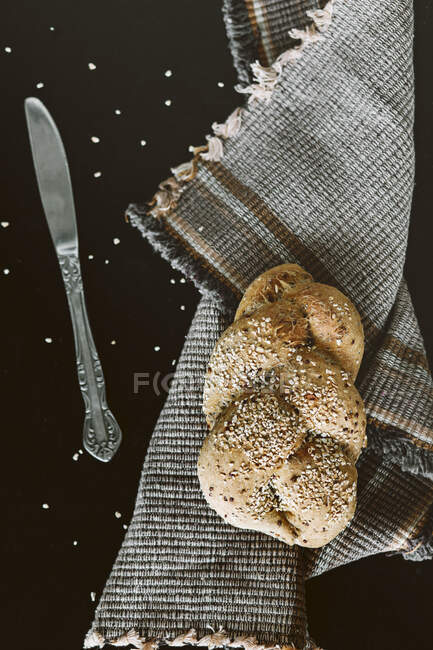 Wholemeal rolls with seeds and whole grains — Stock Photo