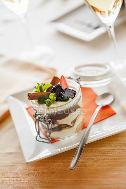 Tiramisu mit frischen Brombeeren, Erdbeeren, Minze und Zimt im Glas — Stockfoto