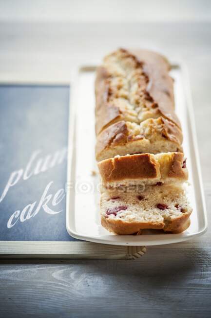 Сливовий пиріг з вишнями — стокове фото