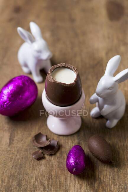 Un huevo de chocolate lleno de licor - foto de stock