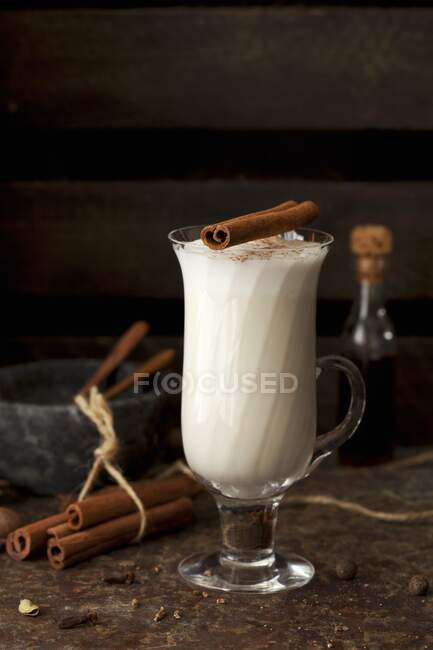 Masala Chai Spice Milk Steamer Drink — Foto stock