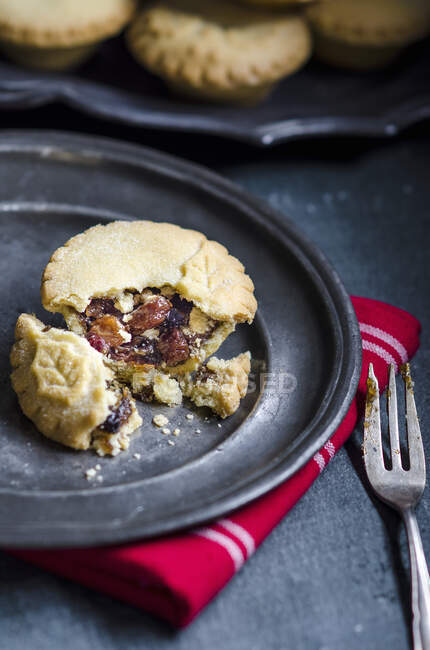 A mince pie on a metal plate with a red napkin — Stock Photo